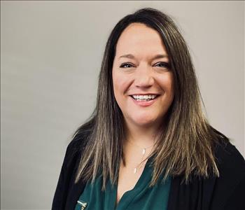 Female employee with brown hair.